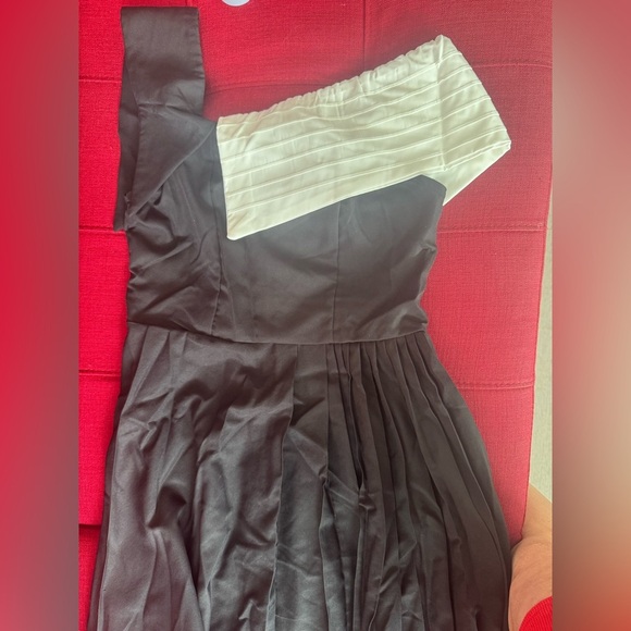 Elegant Black and White One-Shoulder Dress - Picture 9 of 13